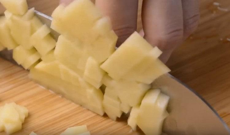 Couper les pommes de terre en un très petit dés.