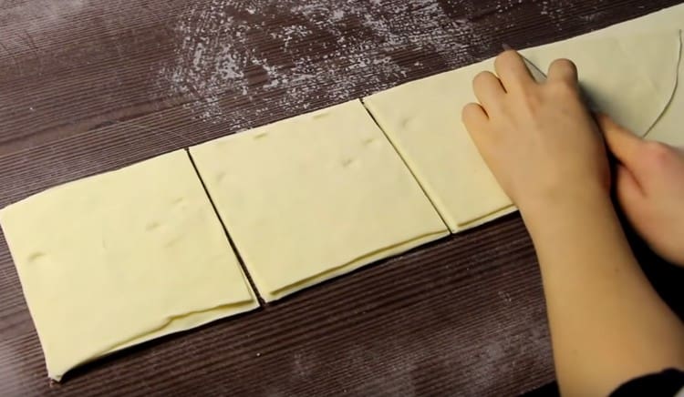 couper la pâte en carrés de la même taille.