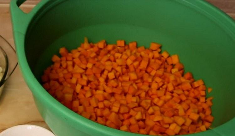 Cut the pumpkin into a small cube.