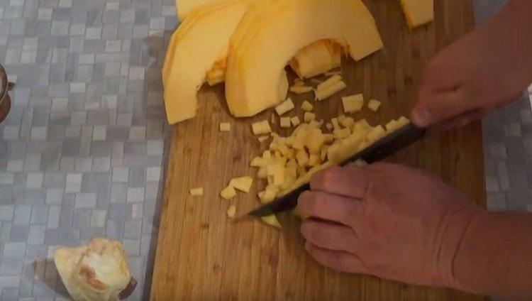 Couper la citrouille en très petits cubes.