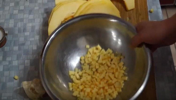 We shift the chopped pumpkin into a bowl.