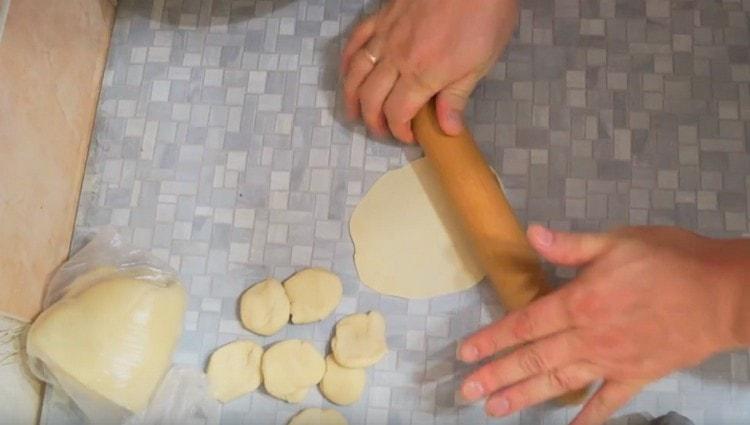 Nous déroulons chaque découpe avec un rouleau à pâtisserie et un cercle.