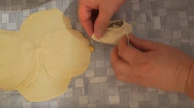 Pellizcamos los bordes del pastel, formando un manto.