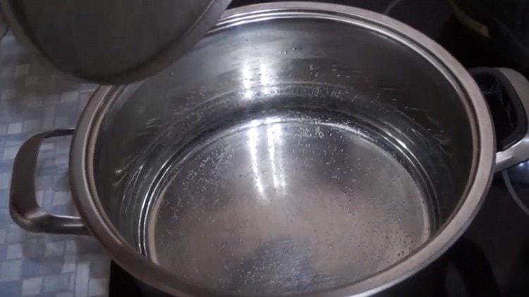 Au fond du bain-marie, porter l'eau à ébullition.