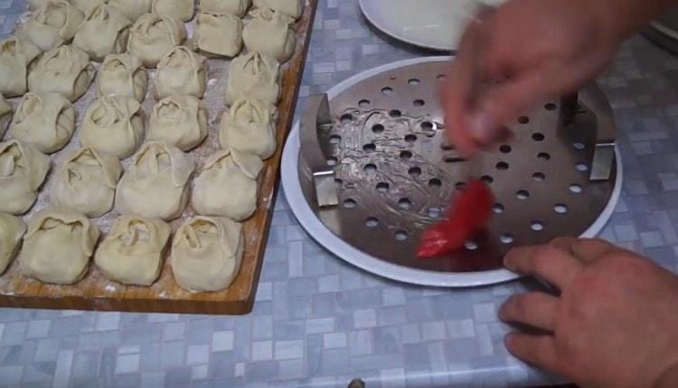 Lubricate the double boiler lattice with oil.