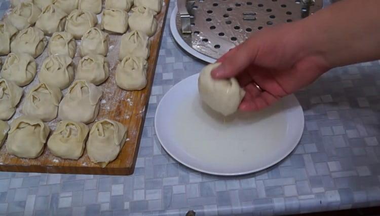 Dip each mantle in vegetable oil and transfer to a wire rack.