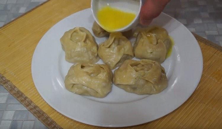 El manti al estilo uzbeko con calabaza, preparado según esta receta, se sirve tradicionalmente con mantequilla derretida cuando se sirve.