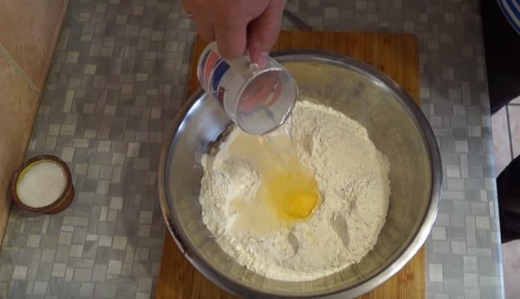 Ajouter de l'eau et commencer à pétrir la pâte.