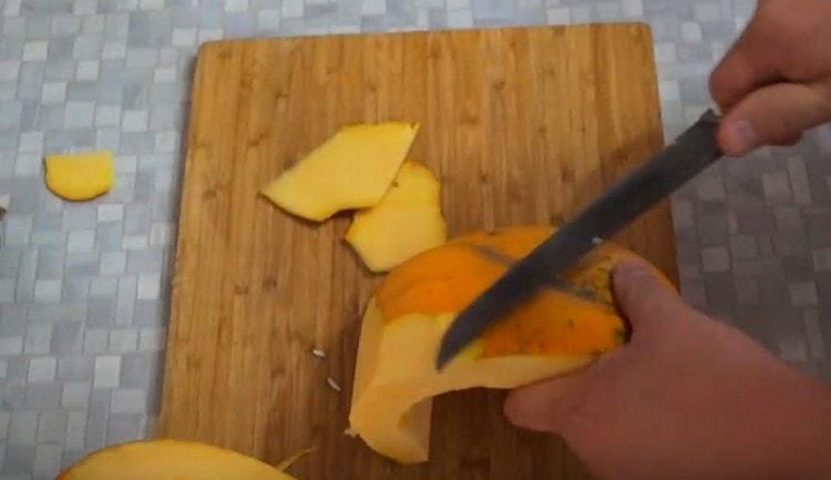 Cut the pumpkin into pieces, remove the middle, peel it.