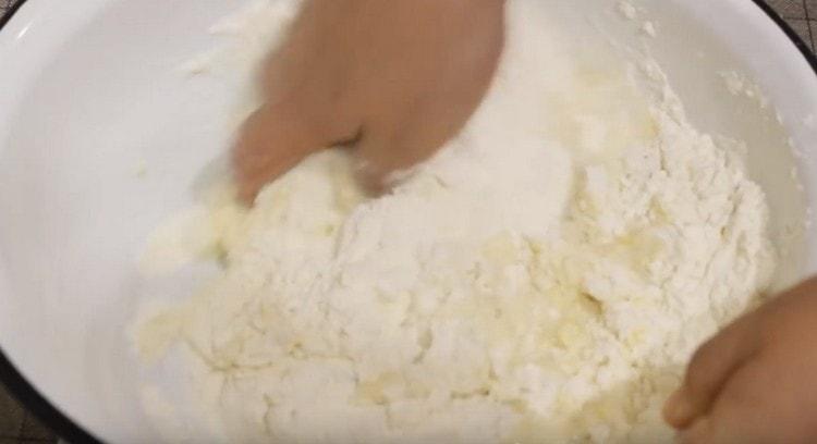 Nous ajoutons de l'eau salée à la farine et commençons à pétrir la pâte.