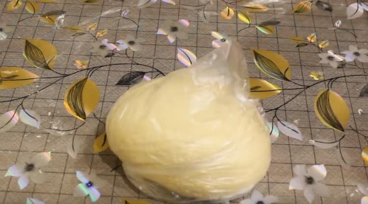 Au moment de la préparation de la garniture, il est conseillé d’envelopper la pâte finie dans un sac ou une pellicule de plastique.