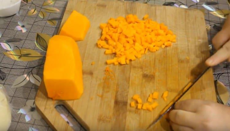We clean the pumpkin and cut into small cubes.