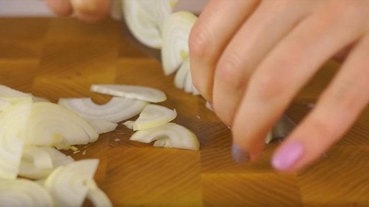 We cut the onion into thin half rings.