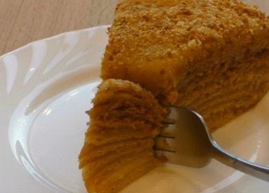 Cuire un gâteau au miel classique avec crème pâtissière selon la recette avec une photo.