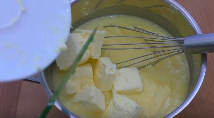 Dans une crème presque prête, ajoutez de l'huile.