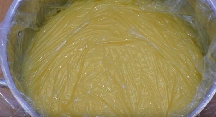 After mixing the cream with the oil, cover it with cling film and make it cool.