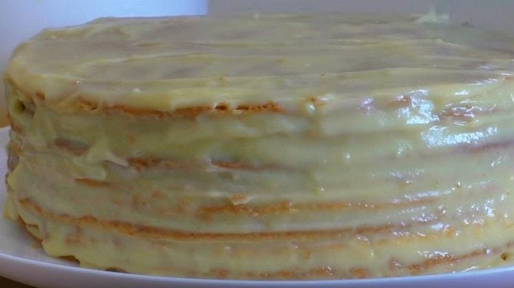 The sides and top of the cake are also greased with cream.