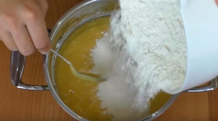 Nous introduisons progressivement la farine dans la masse liquide et commençons à pétrir la pâte.