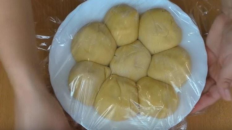 Enrolle las bolas de las piezas de masa, cúbralas con film transparente y envíelas al refrigerador.