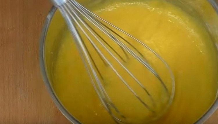 Para preparar la crema, mezcle los huevos con el azúcar.