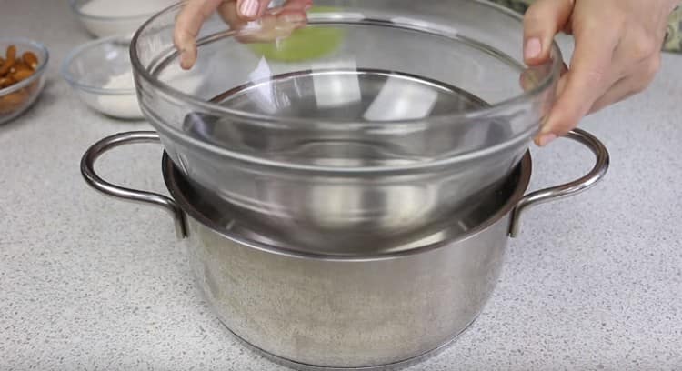 Préparez une casserole pour un bain-marie, faites bouillir de l'eau.