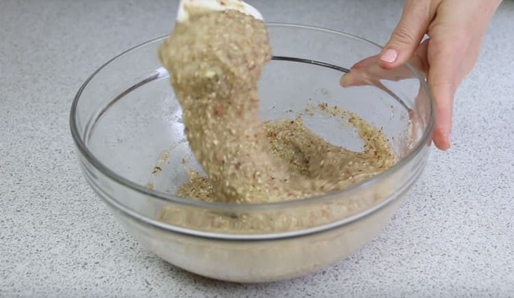 Ajouter les blancs d'œufs à la chapelure d'amandes et au sucre et mélanger la masse.