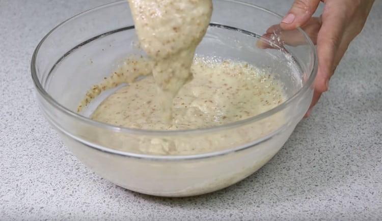 Thoroughly mix the dough with flour, it turns out to be liquid.