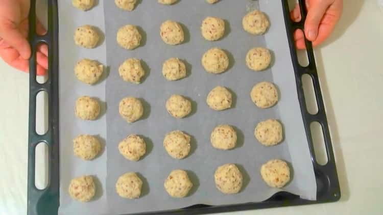 Pour faire des macarons, mettez les biscuits sur le moule