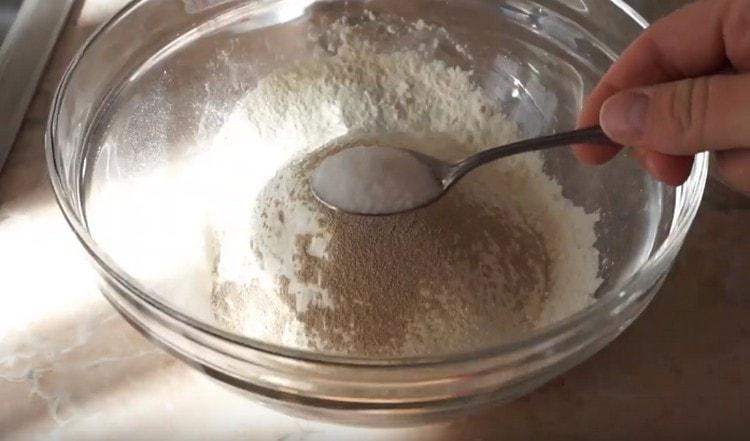 Combinez la farine avec la levure sèche, le sucre et le sel.