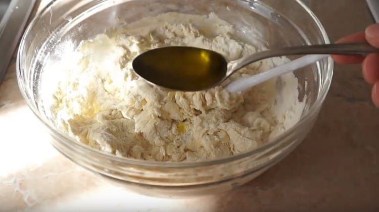 Pétrir la pâte et y ajouter de l'huile d'olive.
