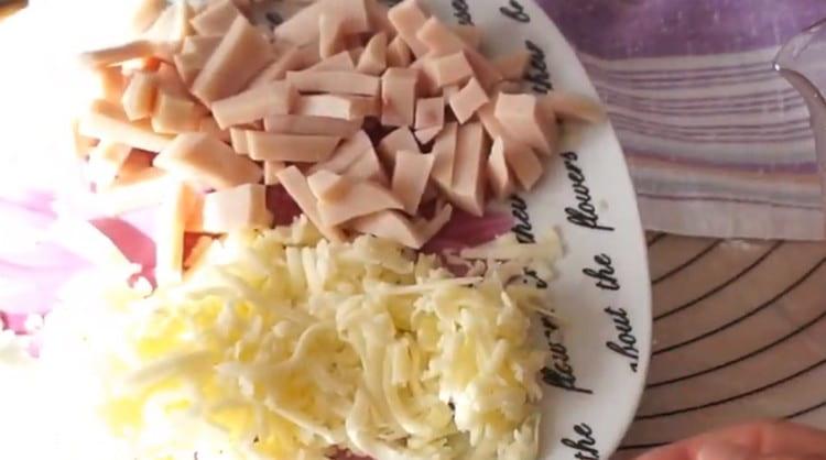 Râpez le fromage, coupez le jambon en cube.
