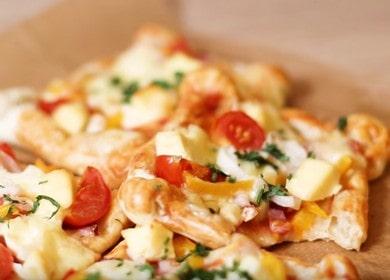Ukusna domaća pizza od lisnatog tijesta: kuhamo prema receptu s fotografijom.