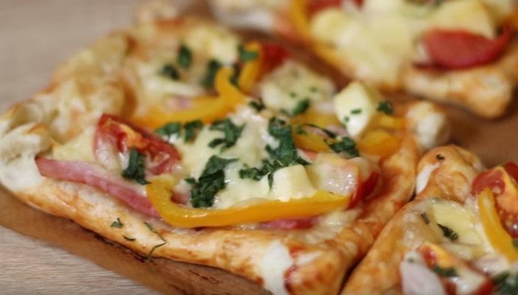 La mini pizza à la pâte feuilletée est non seulement savoureuse, mais aussi très mignonne.