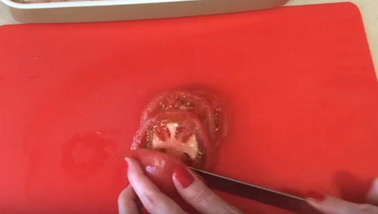 Cut the tomato into circles.