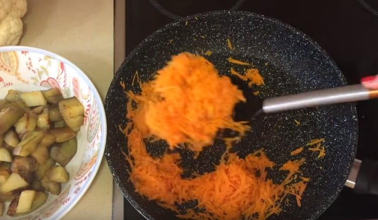 retirer les aubergines de la poêle et faire revenir les carottes râpées.