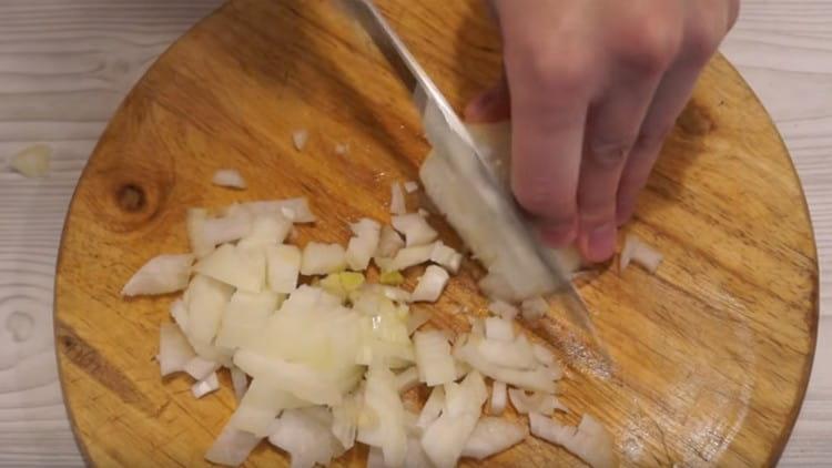 Couper les carottes en rondelles et hacher l'oignon.