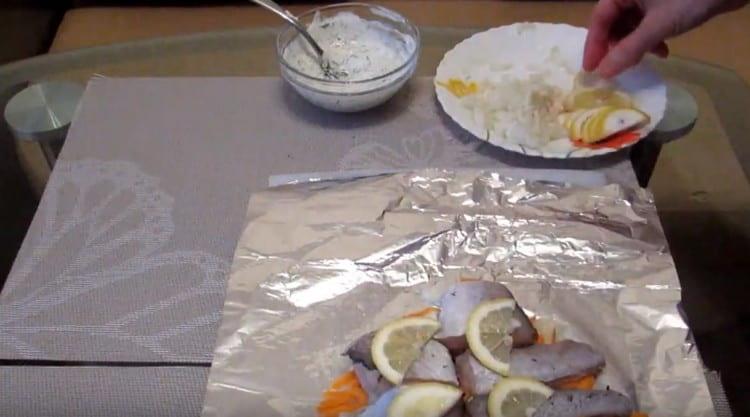 We put fish slices on vegetables, put lemon on each of them.