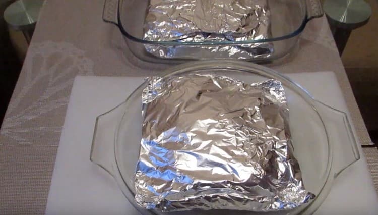 Ikalat ang mga bahagi ng mga isda sa foil sa isang baking sheet at ipadala sa oven.