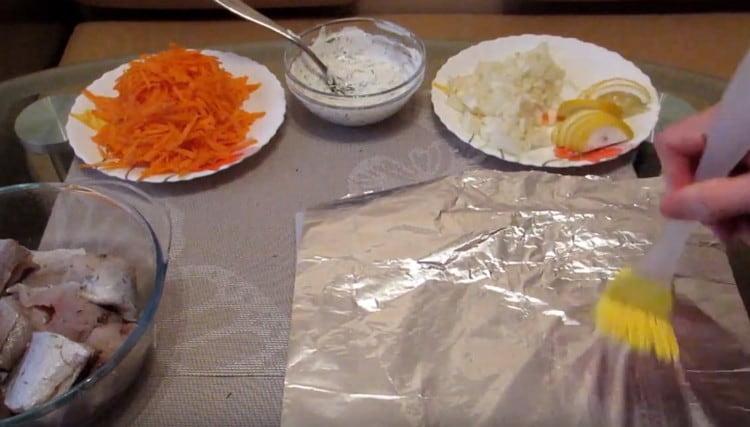 Grease the foil with vegetable oil.