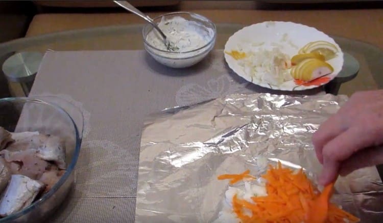 Nous avons étalé sur le papier d'aluminium une portion d'oignons et de carottes.
