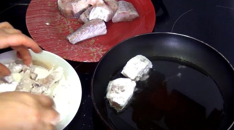 Roll each piece of pollock in flour and spread on a hot frying pan with vegetable oil.