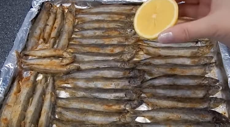 Ready capelin baked in the oven according to this recipe can also be sprinkled with lemon juice.
