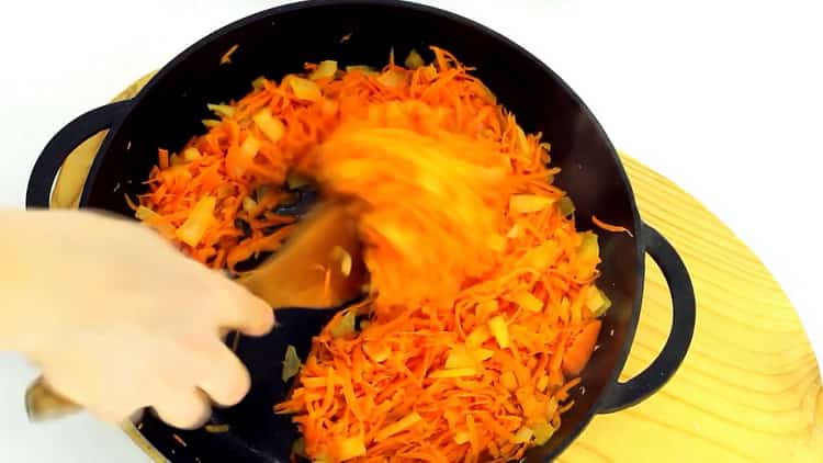 Pour cuire les côtelettes de carottes, faites frire les ingrédients