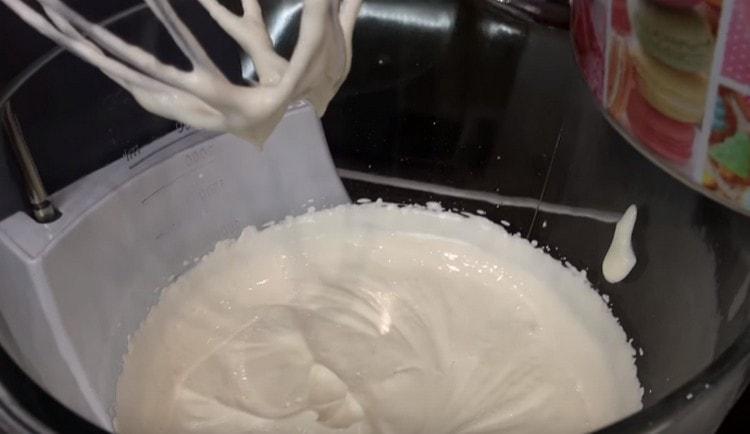 To prepare the cream, beat the sour cream with a mixer.