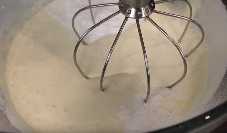 In an almost ready cream, add a thickener of sour cream and beat until smooth.