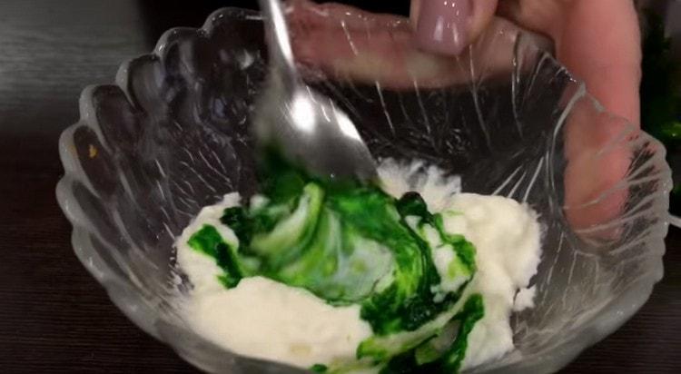 Parte de la crema se almacena en un recipiente separado y se mezcla con un tinte verde.