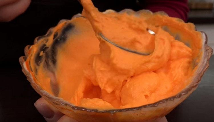 Dans un autre récipient, mélangez un peu de crème avec le colorant à l'orange.