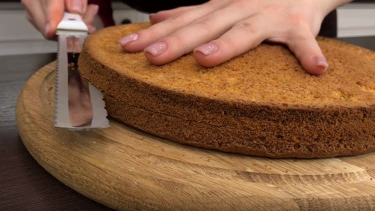 le gâteau refroidi doit être coupé en deux.