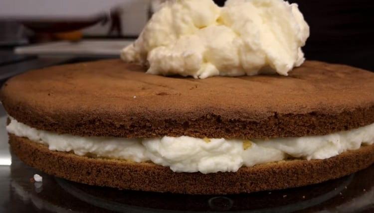 Nous étalons le deuxième gâteau et recouvrons complètement le gâteau obtenu de crème.