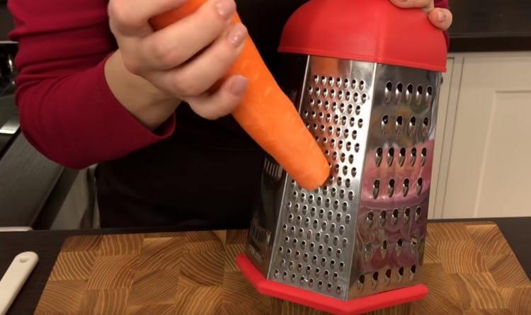 Frottez les carottes sur une râpe fine.